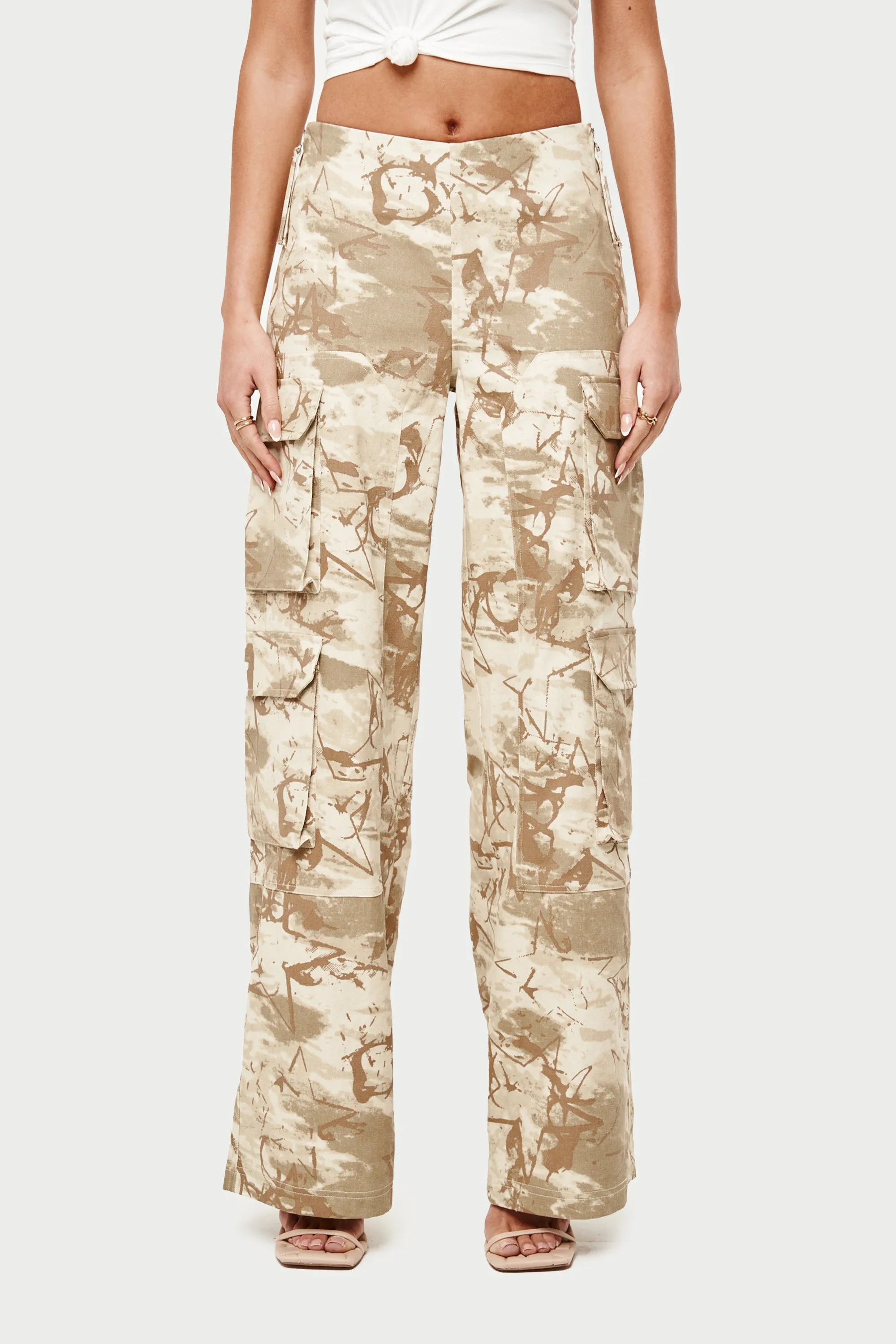 SIDE ZIP CAMO CARGO PANTS - BEIGE
